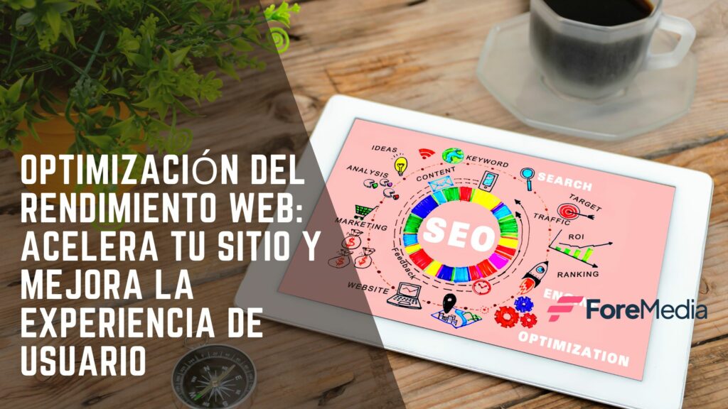 Tableta mostrando información sobre SEO junto a una planta y una taza de café, con el logo de ForeMedia.