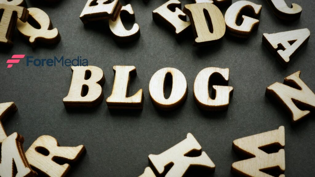 Imagen que muestra una estrategia de contenido de blog con iconos de SEO, estrategia y análisis