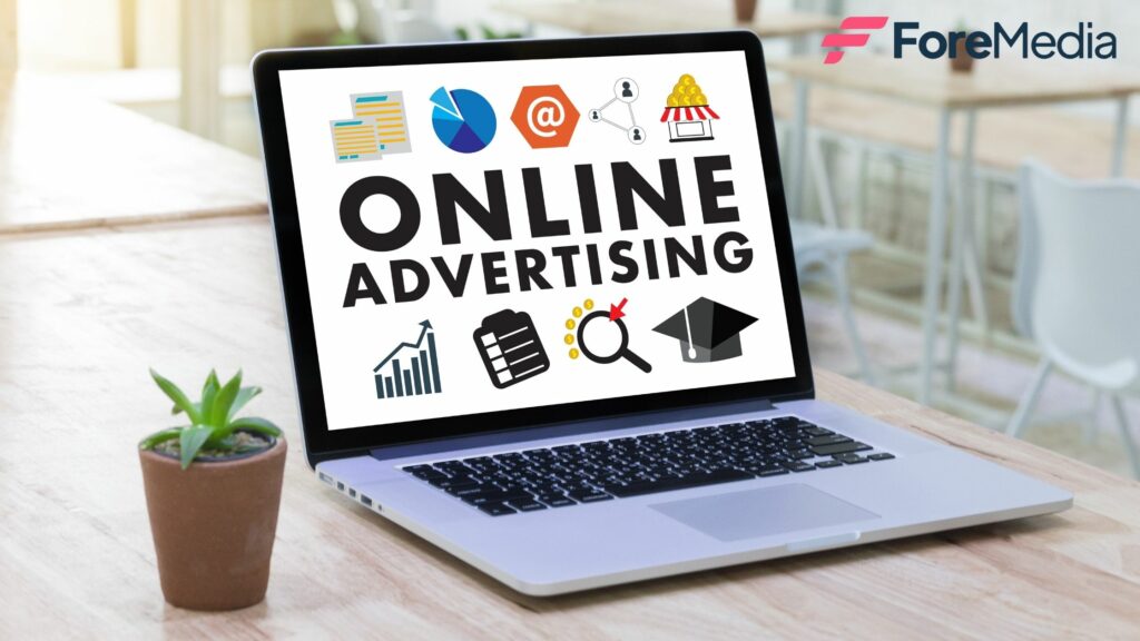 Equipo de marketing digital elaborando una estrategia de anuncios